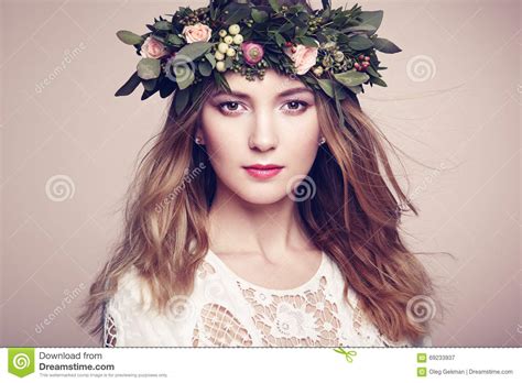 Bella Donna Bionda Con La Corona Del Fiore Sulla Sua Testa Immagine Stock Immagine Di