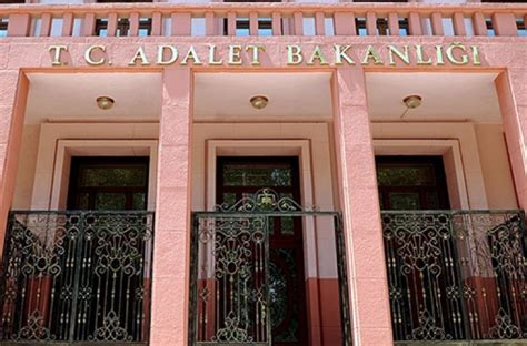 Adalet ve yargı işlerinden sorumlu olan adalet bakanlığı, hükümetlere bağlı olarak görevlerini yerine getirir. "Adalet Bakanlığı'nın AIDS uyarısı" 10 senedir internette ...