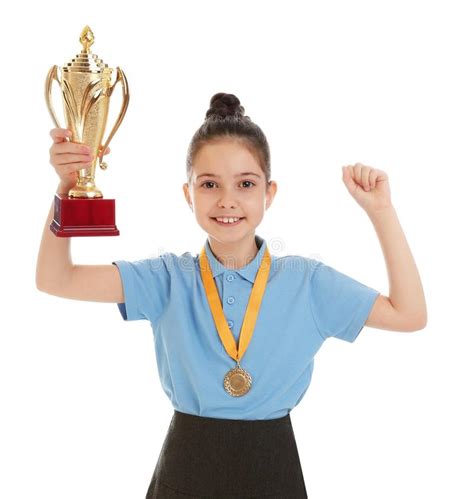 Garota Feliz De Uniforme Escolar Com Copo De Ouro Vencedor E Medalha Em
