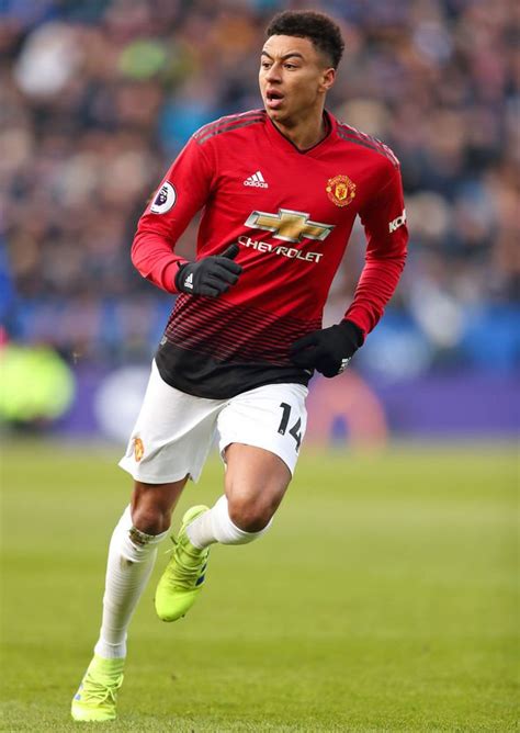 Từ quả tạt bên cánh phải của jarrod bowen, michail antonio băng vào dứt điểm cận thành. Why Man Utd star Jesse Lingard is 'devastated' with fans ...