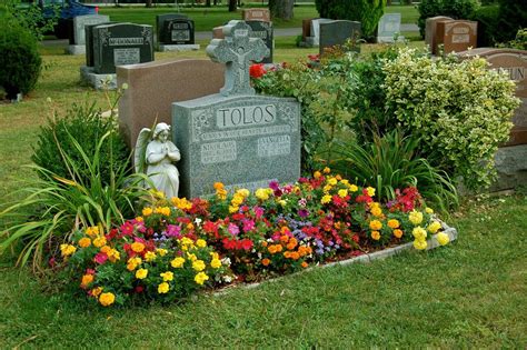 Whether it is a get well flower gift basket, wedding flowers, mother's day flowers, seasonal centerpiece for the holidays, sympathy arrangements for the service or the home, or something that says i love you, beaumont unique flowers is the leading flower shop in beaumont, ca. Grave Decoration Ideas | Grave decorations, Decoration and ...