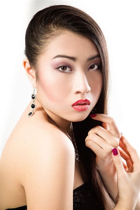 Femme Asiatique De Belle Brune Avec Le Long Cheveu Noir Image Stock