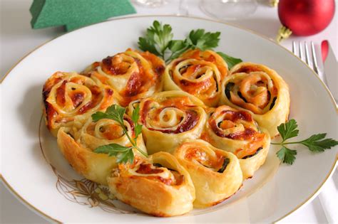 Depositare su ogni dischetto una pallina di ripieno e chiudere a mezzaluna, sigillando i bordi con i rebbi, leggermente infarinati, di una forchetta. La Tavola Allegra: Torta di Rose Salata con Salmone ...