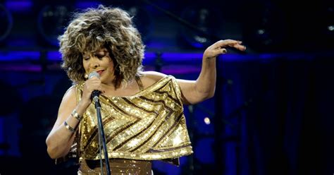 The metatextualism of folks commenting on the shatner's singing nice. TINA TURNER, LA REGINA DEL ROCK COMPIE 80 ANNI - Noi Radio