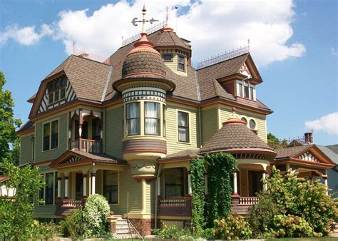A Victorian house near Scranton, Pennsylvania | Victorian homes, Old