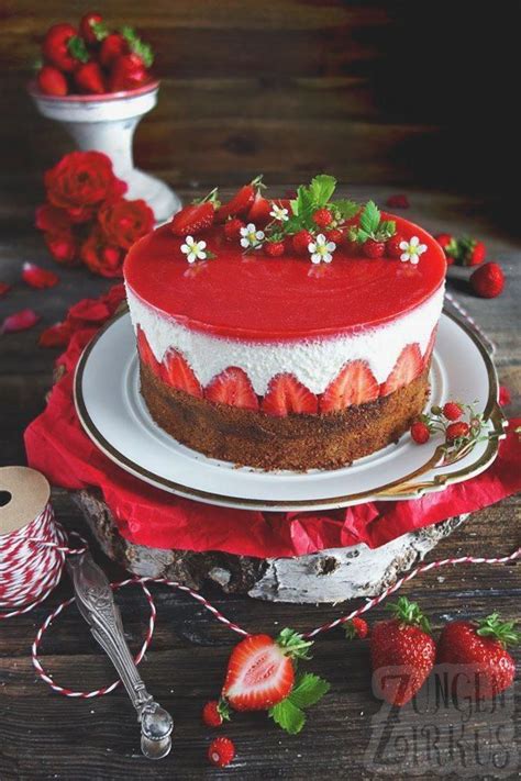 Obstkuchen haben zwar das ganze jahr über saison, aber im sommer machen sie es uns besonders einfach. Sommerliche Baumkuchentorte mit Erdbeeren, Joghurtsahne ...