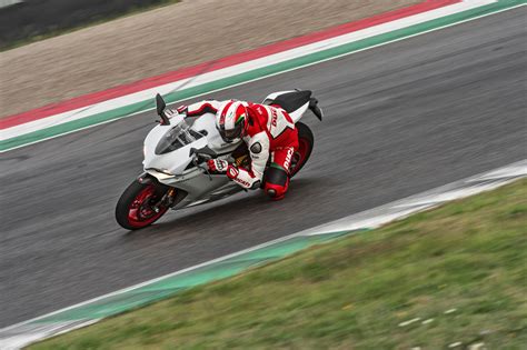 The 959 panigale corse represents the highest sporting expression of the famous twin cylinder from borgo panigale. Motorrad Vergleich Ducati 899 Panigale 2014 vs. Ducati 959 ...