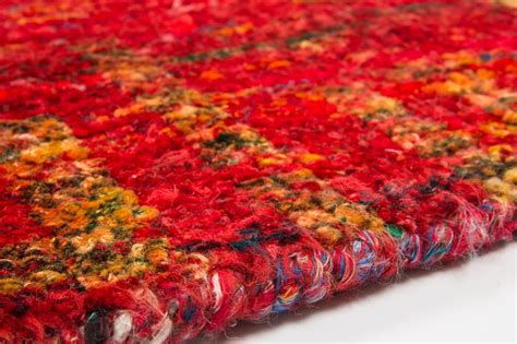 Wie wäre es zum beispiel mit einem teppich in rot? Handgewebter Sari Teppich Rot | Teppich.de