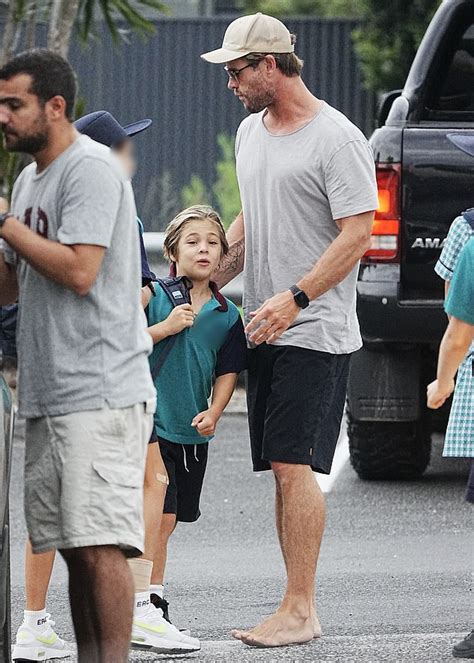 Barefoot Chris Hemsworth And His Wife Elsa Pataky Look Like Ordinary
