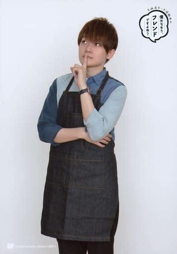 official photo male voice actor kohei amasaki above the knee left hand index finger