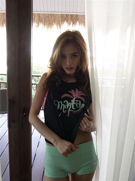 [eye Candy] 11 Sexiest Moments Of Rainbow Kim Jae Kyung S N Video Daily K Pop News
