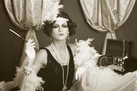 La donna anni '30 torna ad assecondare le proprie forme: Look anni 30 per donne: come ricreare la moda di quegli ...