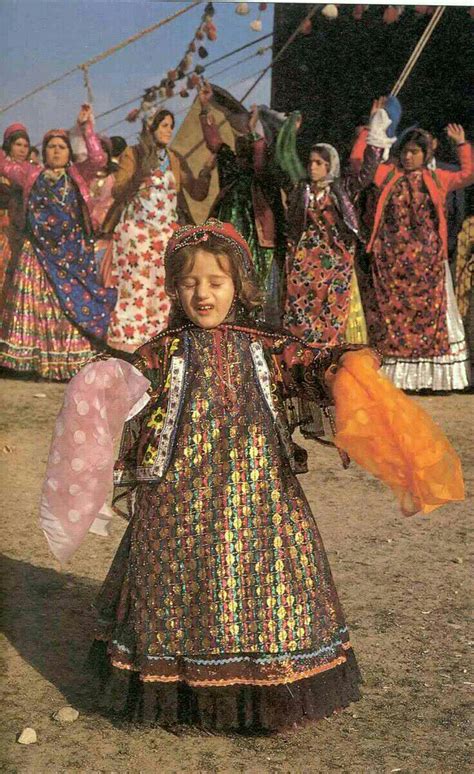 Iranian Traditional Clothes And Dance Iranian Girl Iran Culture