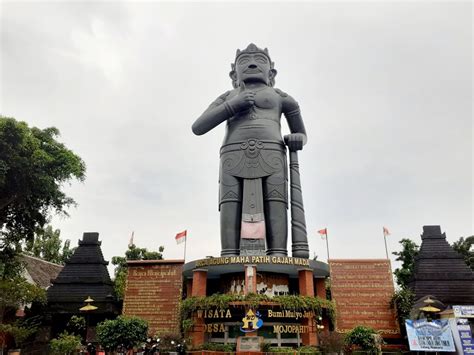 Patung Gajah Mada Di Wisata Desa Mojokerto Amanah Raja Raja Nusantara Faktualnews Co