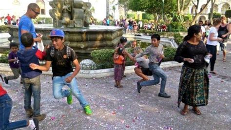 Guerra De Cascarones De Carnaval En Una Finca De Antigua Guatemala