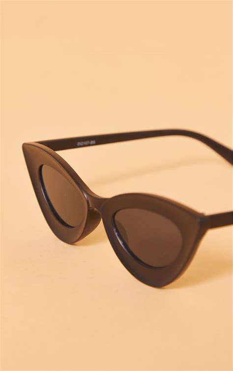 Black Matt Edged Frame Cat Eye Sunglasses Prettylittlething Ca