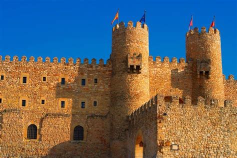 La capacidad de alojamiento de la finca esta entre 15 y 20 personas, dependiendo del ocupamiento. El castillo de los Obispos de Sigüenza | Fundació Aurora ...