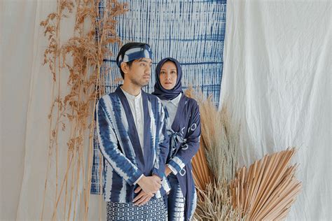 Tentu saja sih, lamaran dianggap sebagai awal keseriusan pasangan untuk melangkah ke jenjang lebih serius, yakni pernikahan. Shibori Tye Dye di Lamaran Raisa & Fahmi | The Engagement ...