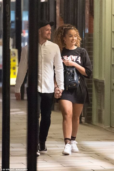 Ella Eyre Looks Cosy With Man In London Daily Mail Online