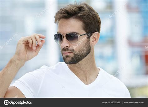 英俊的男人戴太阳眼镜 — 图库照片©sanneberg＃126363122