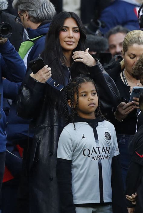 kim kardashian au match psg rennes présence très remarquée avec son fils saint et sa soeur
