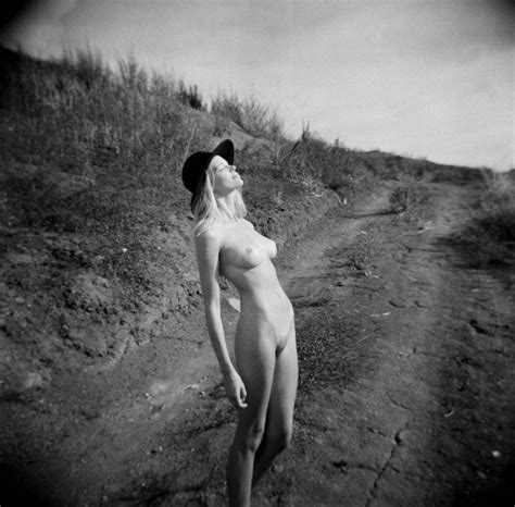 Brooke Lorraine Modelo Rubia Desnuda Al Aire Libre Bytesexy