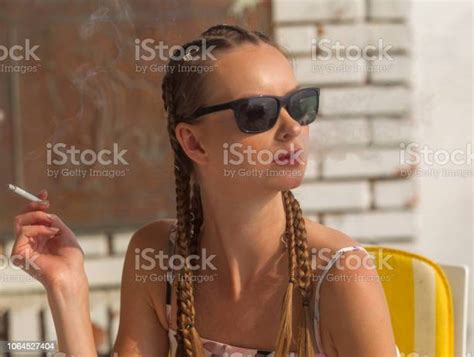 터키 이스탄불에서 해변 발코니에서 흡연 하는 젊은 러시아 여자 담배에 대한 스톡 사진 및 기타 이미지 담배 동슬라브족 러시아 Istock
