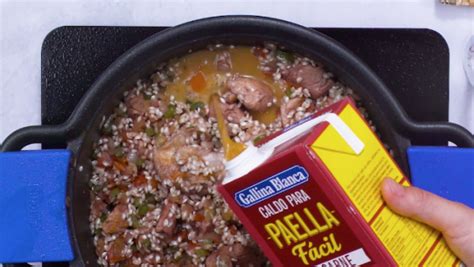 Te contamos el paso a paso de nuestra receta fácil. Arroz caldoso con pollo y conejo - Gallina Blanca