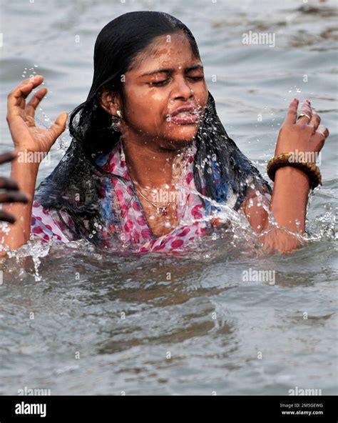 Temprano En La Mañana Baño Y Oraciones En Babughat En Las Orillas Del Río Hoofully En Kolkata