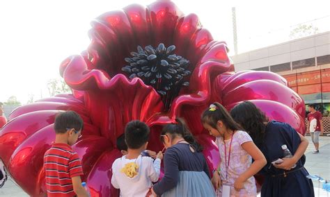 Ana Tzarev Flower Power Is Back Sculptor Launches The Worlds Largest