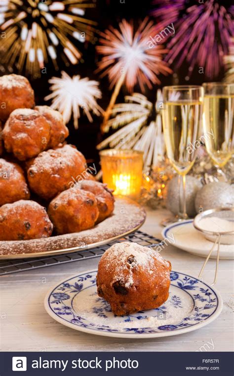 Oftewel, de lauwe melk, de zachte boter, pak een ijsschep of een juslepel, een frituurpan. 'Oliebollen', traditional Dutch pastry for New Year's Eve. With Stock Photo - Alamy