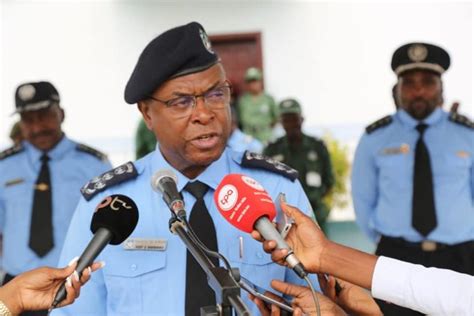 Angola Comandante Da Polícia “visita Local De Confrontos Mortais Na