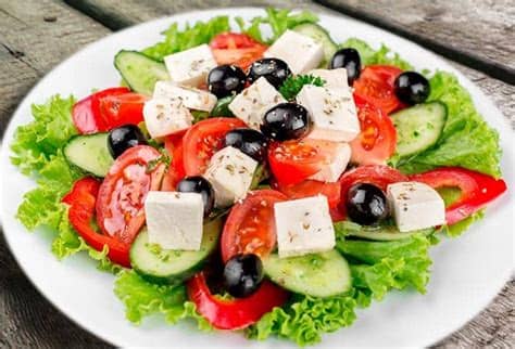 Puede que cuando oigamos hablar de cocina griega, nos venga a la mente un humilde plato que los platos de siempre, clásicos se sirven ahora incluso en restaurantes caros, mientras que otros. Receta de ensalada griega con queso feta - Comedera.Com
