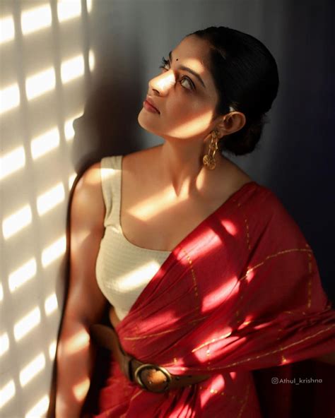 Malayalam Actress Nikhila Vimal In Latest Fashion Sleeveless Blouse And Saree Photos Looking