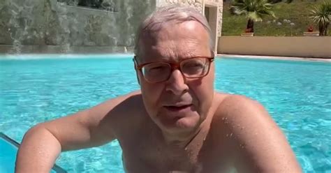 Sgarbi Riunisce La Giunta Comunale Di Arpino In Piscina Da Sindaco