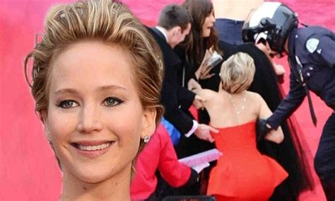 Jennifer Lawrence Repeats Last Years Oscars Fall As She Trips On Red