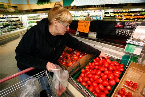 Tired Of Tasteless Grocery Store Tomatoes Scientists Are On It