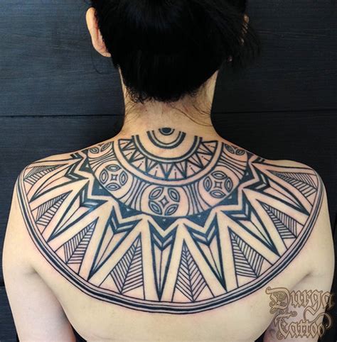 Pada suatu hari dengan senjata sumpit ia berangakt kehutan rimba mencari binatang buruan seperti burung, babi. Menakjubkan 17+ Gambar Tato Batik Dayak