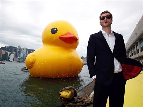 Een ontmoeting met de badeend van hofman vertedert menig volwassene die zich dan al snel weer even kind voelt. De Nederlandse badeend van zestien meter is nu in Hongkong ...