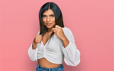 Joven Transexual Latino Transexual Mujer Con Ropa Casual Lista Para Luchar Con Gesto De Defensa