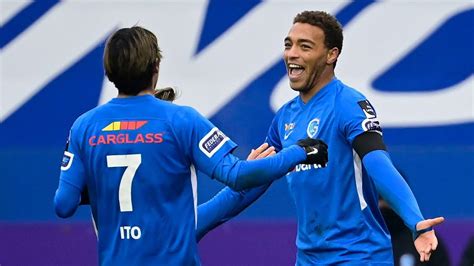 De nieuwe club heette krc genk en aangezien het de ook hun scouting staat hoog aangeschreven. Krc Genk : Krc Genk En El Pais - Krc genk retrouvez toute ...