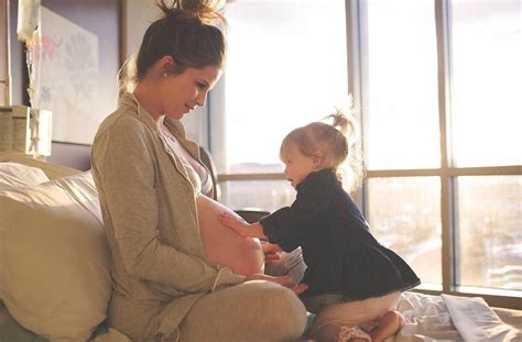 Foto De Mujer Embarazada Cargando A Su Hija Se Vuelve Viral