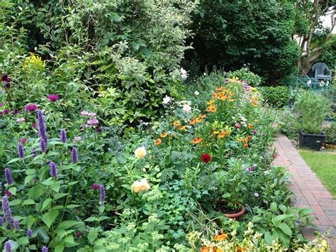 Flower Garden Plans | Flower Bed Designs | Flower garden plans, Flower garden layouts, Garden ...