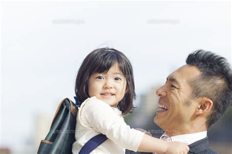 日本人の父と娘 10272005268 ｜ 写真素材・ストックフォト・画像・イラスト素材｜アマナイメージズ