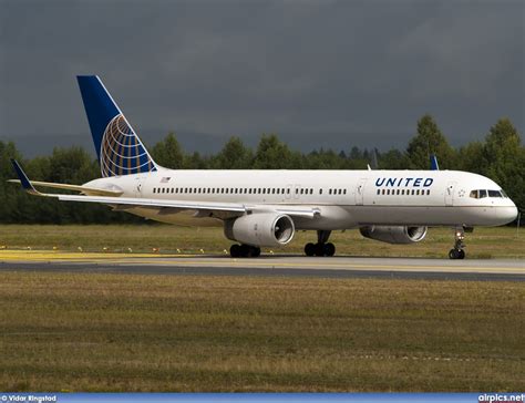 N17104 Boeing 757 200 United Airlines Medium Size