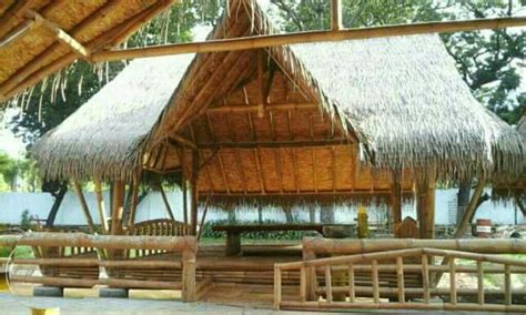 Rumah adat tersebut didesain dengan gaya arsitek yang hanya dapat dilakukan oleh orang yang sudah ahli. 32+ Inilah Desain Rumah Makan Saung Bambu