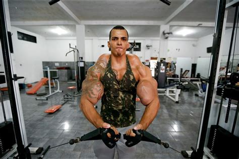 Romario Dos Santos Alves Le Bodybuilder Qui Voulait Ressembler à Hulk Hulk Bodybuilding Bras