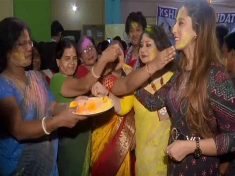 Sex Workers In Kolkatas Sonagachi Celebrate Holi After Two Years