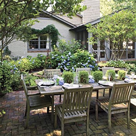 Tips To Design Outdoor Dining Area In Your Garden