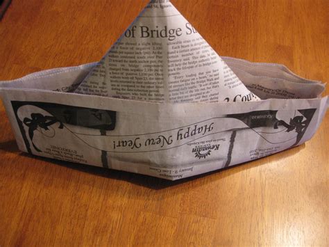 Con este tutorial aprenderás cómo hacer un gorro de pintor usando un folio o papel periódico siguiendo la técnica del origami. I wear my newspaper hat | The printed newspaper isn't as ...